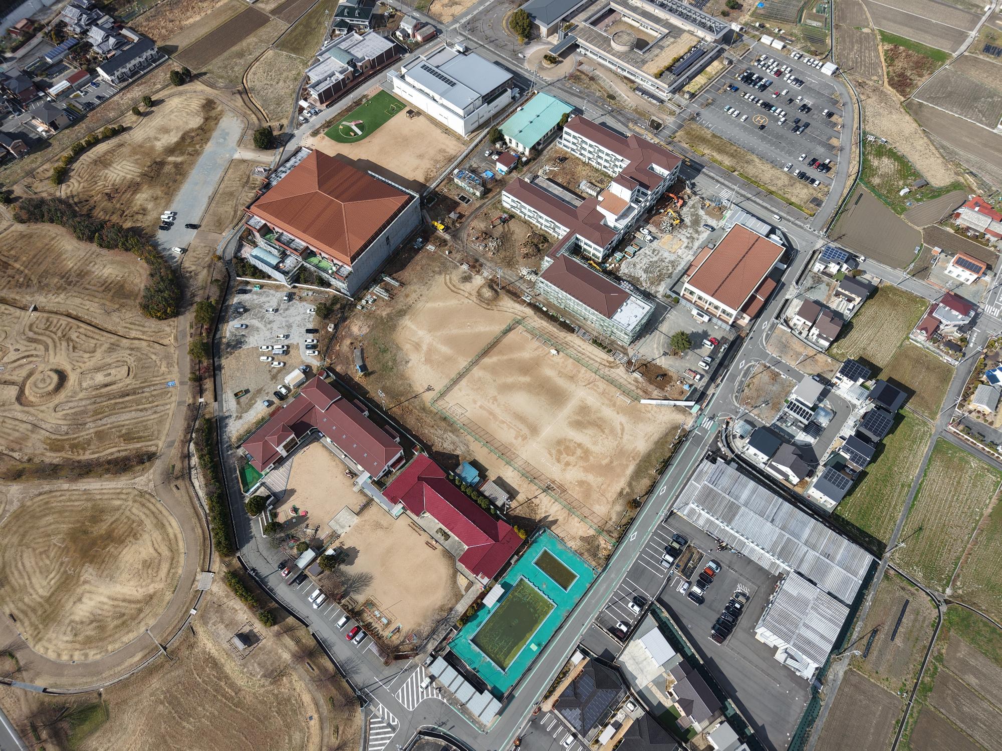 解体工事が進んでいる写真