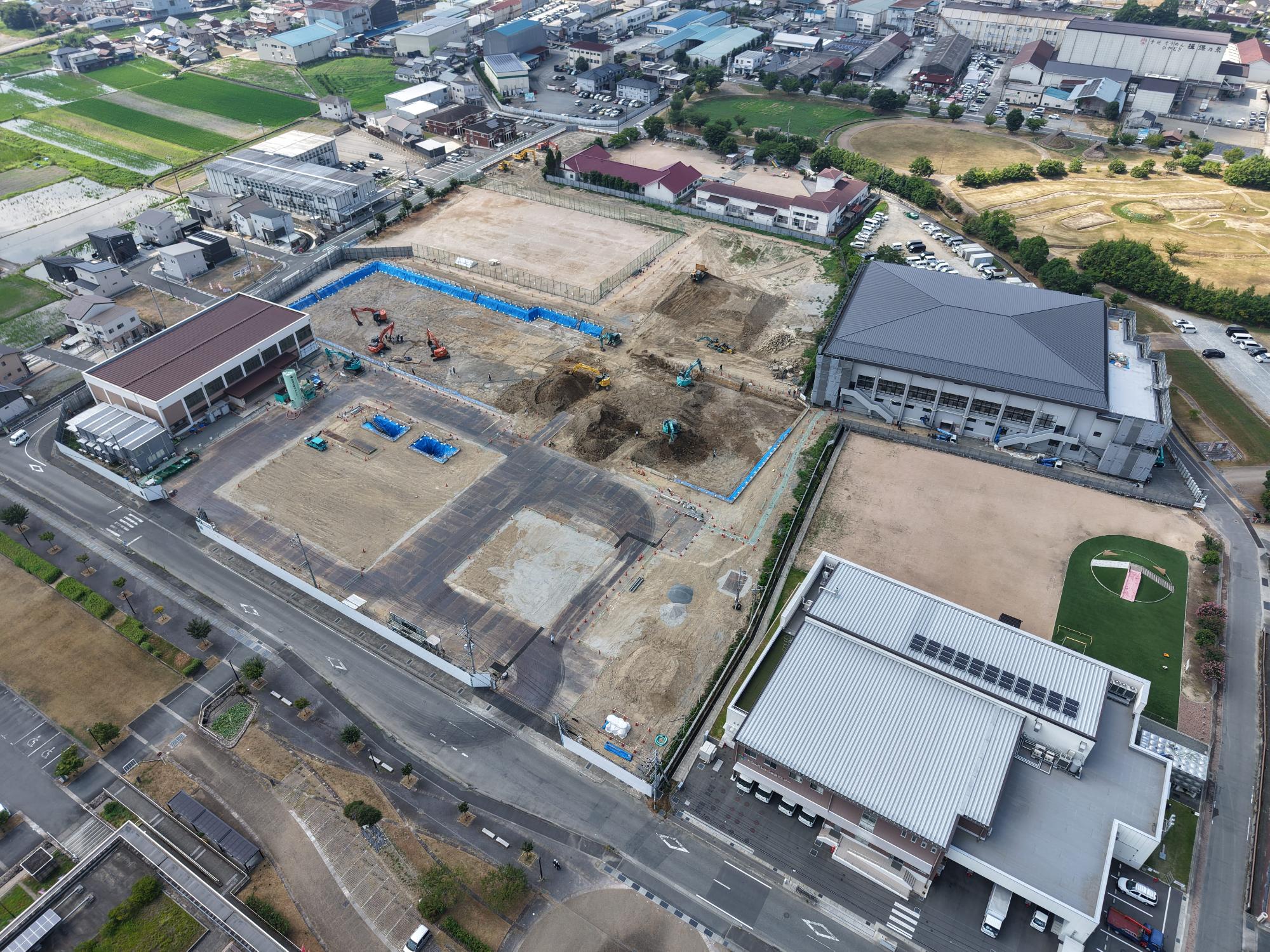 地盤改良工事が開始されました。