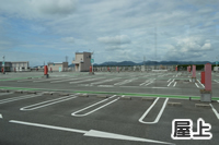 コンクリートの地面に白色の線が描かれたイオンの屋上駐車場の写真