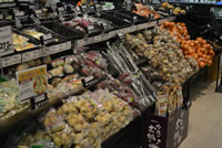 エンド売り場に置かれている野菜や果物の写真