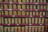 店舗什器に種類ごとにきれいに並べられた商品の写真
