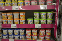 店舗什器に味ごとにきれいに並べられた商品の写真