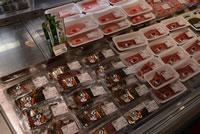 発泡トレーに入れられた生鮮食品が商品棚に並べられている写真