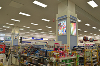 商品棚の間にある建物の柱に商品のLEDポスターパネルが設置されている写真