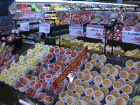 りんごや梨が綺麗に陳列されている写真