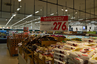 商品が積まれている上に赤字に白くふちどられたとびきり価格の文字と値段が記載されているポップの写真