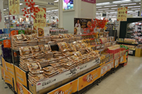 階段式の棚に商品がたくさん積まれて並べられている写真
