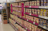 自社ブランドのトップバリュー食品のカップ麺が棚にたくさん並べられており、自社ブランドカラーのポップなどで分かりやすくされた商品棚の写真