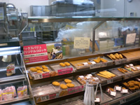 お店で揚げた様々な種類の惣菜が陳列されている写真