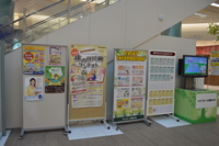 エスカレーター下に設置された4つの掲示ボードに専門店からのお知らせや各種ポスター、イベント情報などが掲示された写真