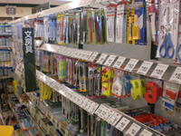 棚にはさみやテープなどの文房具が陳列されている写真