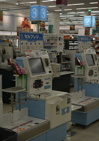 水色と白で統一され、商品の登録方法が記載されたセルフレジコーナーの写真