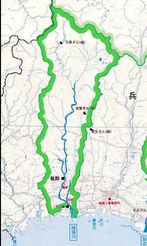 揖保川が流れる区域を緑色で囲んでいる地図