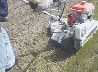 機械を使って草刈りをしている写真