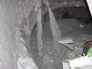 2つの口から出てきた水で原料をドロドロに溶かしているパルパーの機械の中の写真