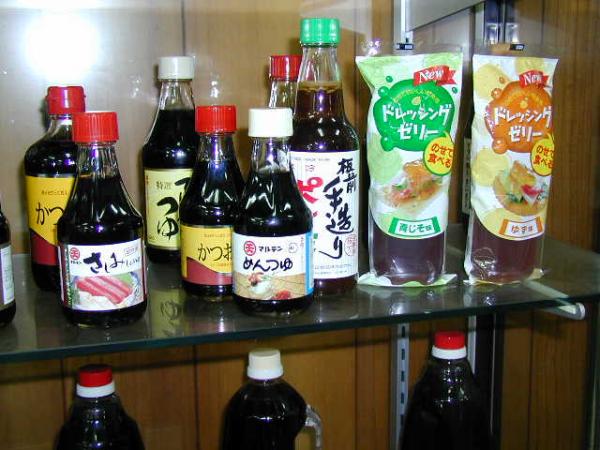 いろいろな種類の醤油やめんつゆが並んでいる写真