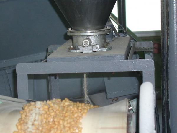 大豆の粉が機械の下から出てきている写真