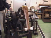 材料を機械で伸ばしている写真
