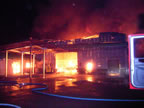 平屋の建物の中に炎が広がっている火事の様子の写真