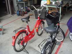 赤色と黒色の自転車が並んで置かれている写真