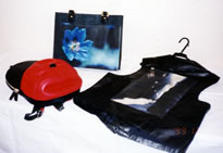 3点の革製品が並べられている写真（革ができるまでのサイトへリンク）