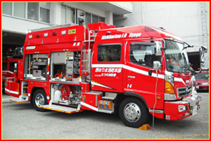 赤い消防車を左横から写した写真