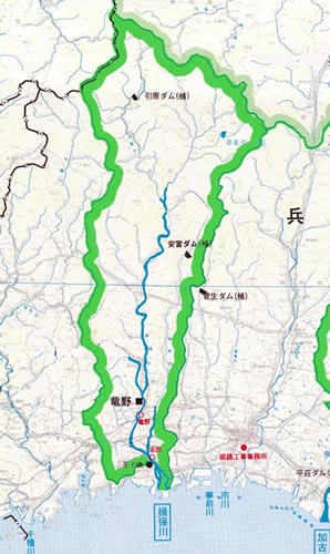たつの市周辺が緑色で塗られ、水色で表示された揖保川と近辺のダムの位置を示した地図