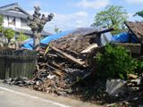 地震で潰れてしまった家の写真