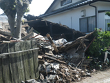 地震で塀まで潰れてしまった家の写真