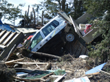 津波で流された物の中にパトカーが埋もれている写真