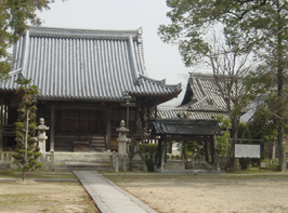 境内からお寺の外観を撮影した写真