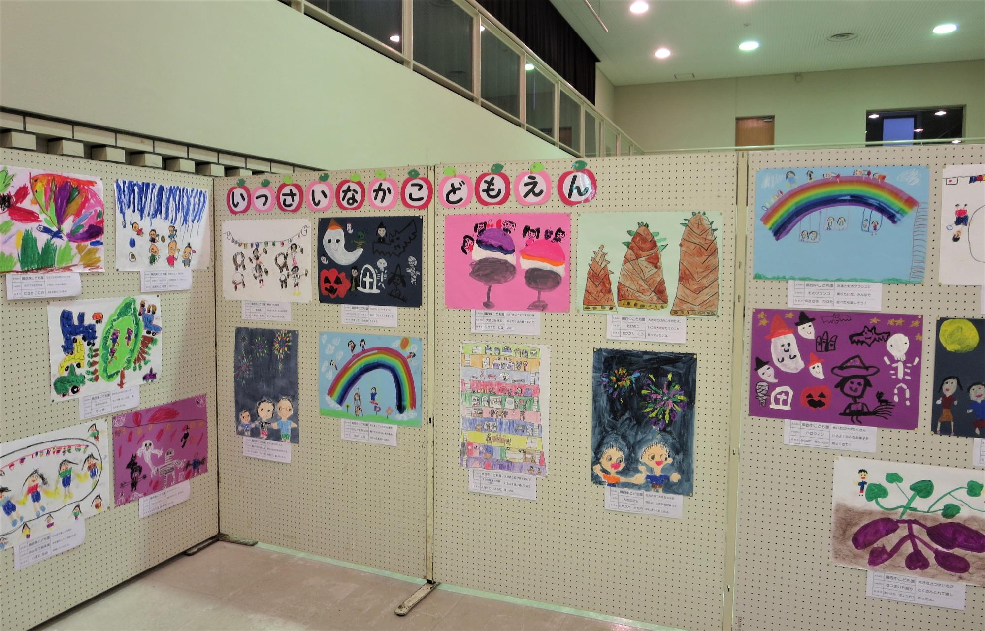 令和7年度の絵画が展示された様子