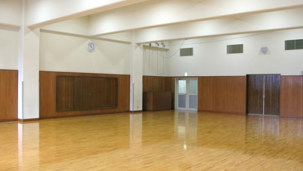 白と茶色の壁紙と木目のフローリングの剣道場の写真