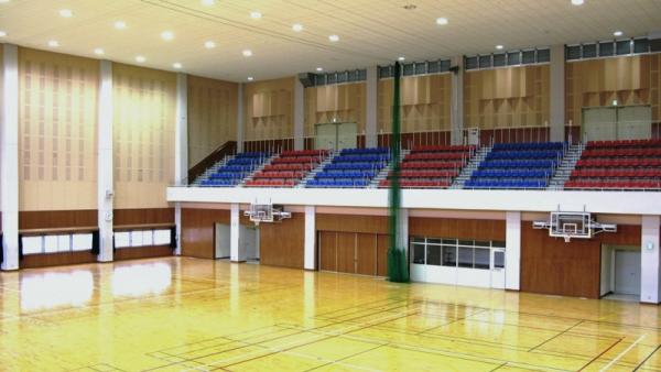 龍野体育館の観客席を含めた競技場の写真