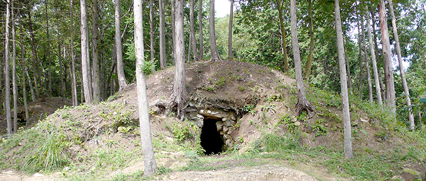 山のように土が盛られた姥塚古墳の入り口を全体的に撮影した写真