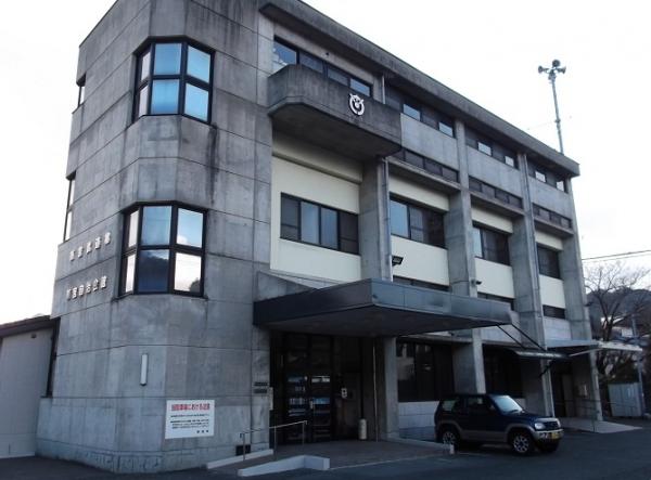 3階建ての新宮自治会館の建物の外観を斜め前から写した写真