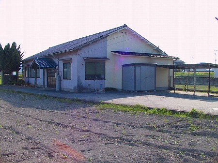 屋根付きの入口がある1階建ての中臣公民館の建物を斜め前から写した写真
