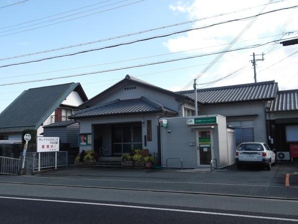 瓦屋根の一階建て、隣にJAのATMがある東觜崎公民館の建物を斜め前から写した写真