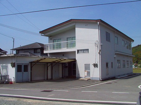二階の一部にベランダがある本條自治会館の二階建ての建物全体を写した写真