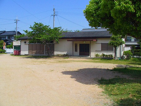 白っぽい外壁で一階建てのひばりヶ丘公民館の写真