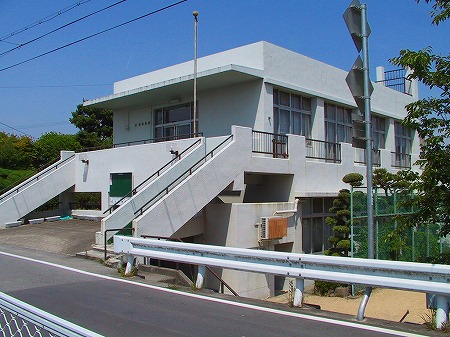 二階にまっすぐ上がる階段が建物の両端にそれぞれ一つずつある正條公民館の建物の写真