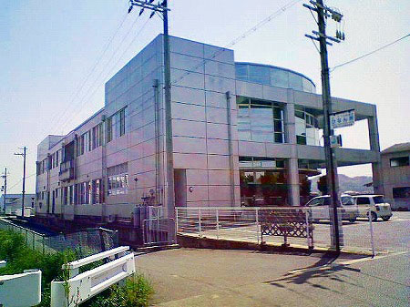 ガラス張りの大きな丸い筒型の建物と白い外壁の建物が合体したような、御津やすらぎ福祉会館の写真