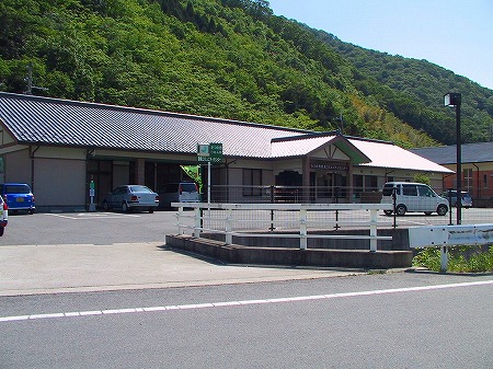 香島コミュニティセンターの横長の建物を斜め前から写した写真