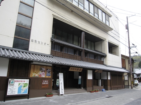 歴史を感じる木造の外壁の建物と白いコンクリートの外壁の建物が合体したかのような室津センターの建物の写真