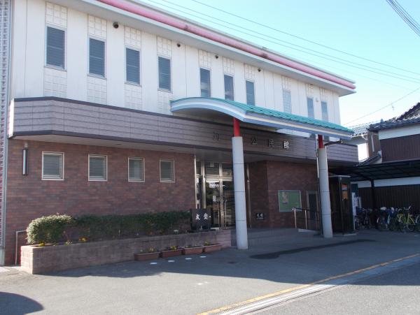入口に丸くカーブした屋根がついている苅屋公民館の建物を斜め前から写した写真