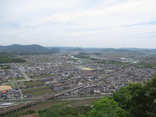 高い場所位から眼下に広がる市内の景色を撮影した写真