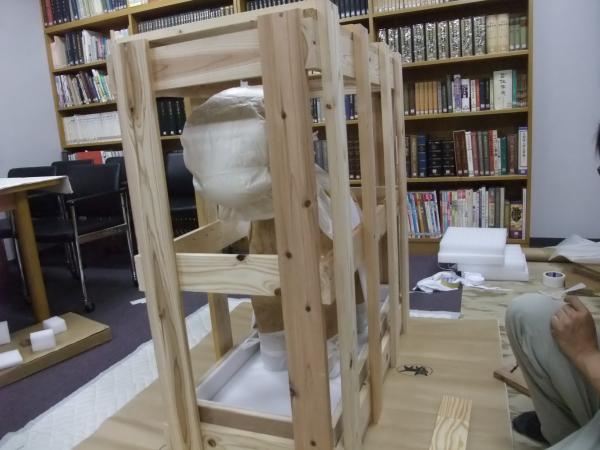 埴輪が壊れないように包装したうえで特注の木枠に入れている写真