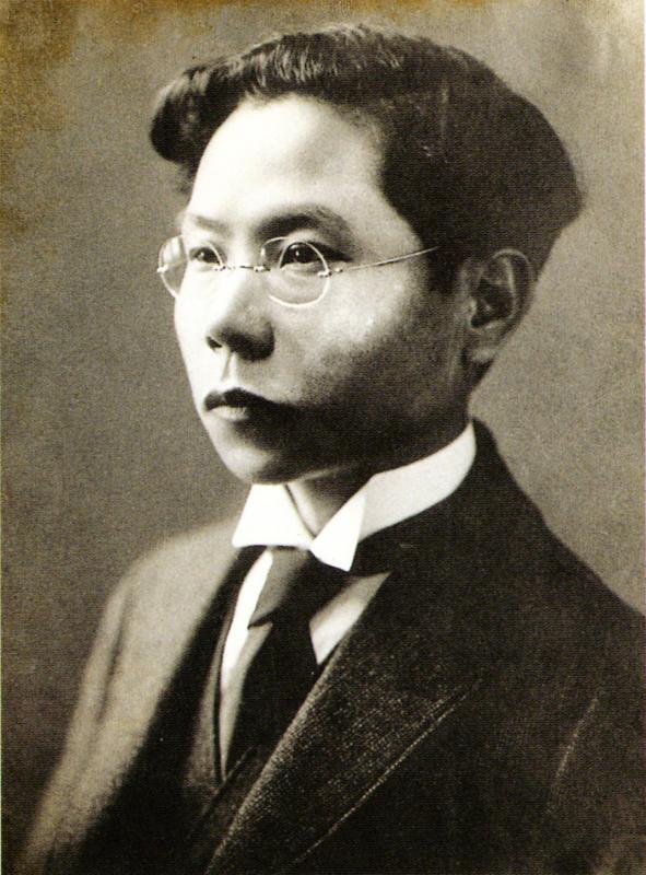 眼鏡をかけて立派なスーツを着た三木露風さんを斜め前から写したセピア色の写真