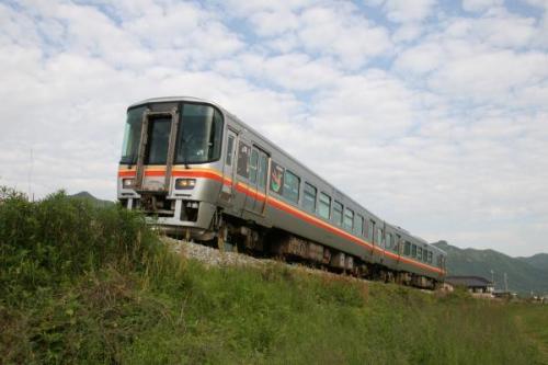 シルバー色の電車が走っている写真