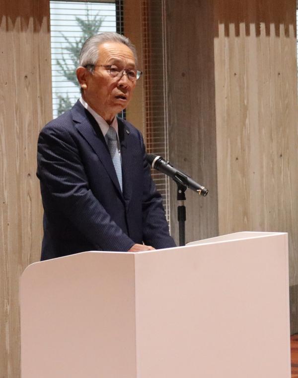 仕事はじめ式典にて演台に置かれたマイクの前に立ち、話をしている市長の写真